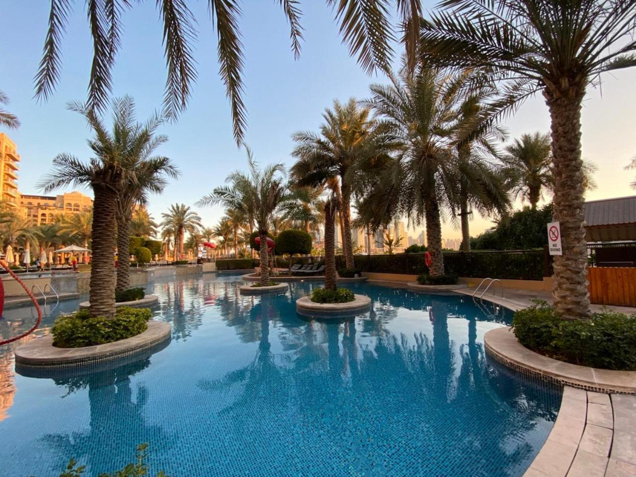 Fairmont North 2br Full Sea View * Dubai